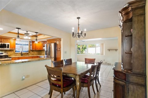 House in Pembroke Pines, Florida 3 bedrooms, 168.9 sq.m. № 2010503 - photo 7