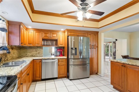 House in Pembroke Pines, Florida 3 bedrooms, 168.9 sq.m. № 2010503 - photo 12