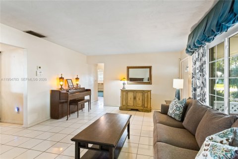 House in Pembroke Pines, Florida 3 bedrooms, 168.9 sq.m. № 2010503 - photo 6