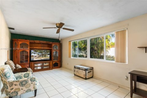 House in Pembroke Pines, Florida 3 bedrooms, 168.9 sq.m. № 2010503 - photo 28