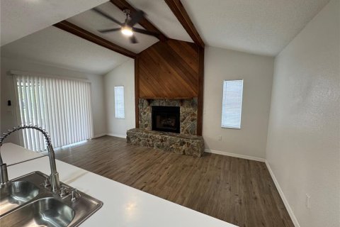 Villa ou maison à louer à Spring Hill, Floride: 2 chambres, 119.01 m2 № 2420260 - photo 9