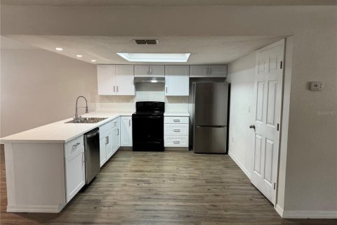Villa ou maison à louer à Spring Hill, Floride: 2 chambres, 119.01 m2 № 2420260 - photo 8