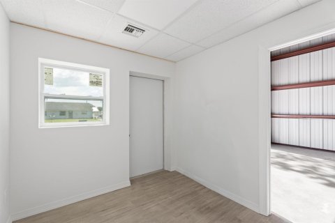 Propiedad comercial en venta en St. Lucie, Florida № 2083097 - foto 6