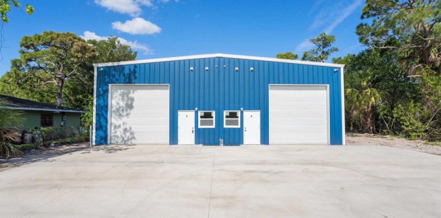 Propiedad comercial en St. Lucie, Florida № 2083097