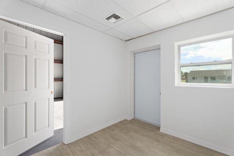 Propiedad comercial en venta en St. Lucie, Florida № 2083097 - foto 13