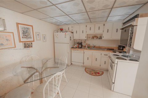 Condo in Sunny Isles Beach, Florida, 2 bedrooms  № 1973930 - photo 11