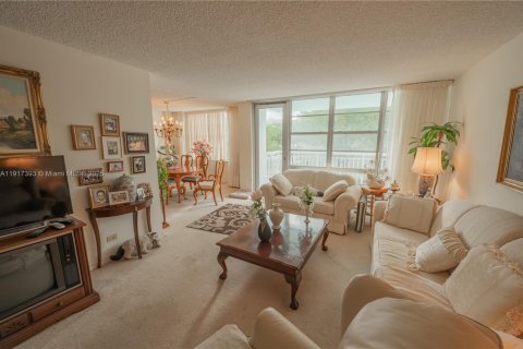 Condo in Sunny Isles Beach, Florida, 2 bedrooms  № 1973930 - photo 4