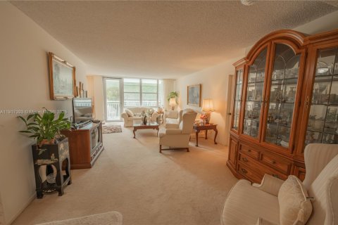 Condo in Sunny Isles Beach, Florida, 2 bedrooms  № 1973930 - photo 2