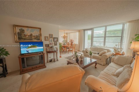 Condo in Sunny Isles Beach, Florida, 2 bedrooms  № 1973930 - photo 5