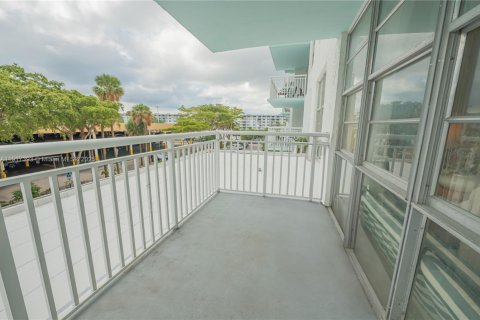 Condo in Sunny Isles Beach, Florida, 2 bedrooms  № 1973930 - photo 18