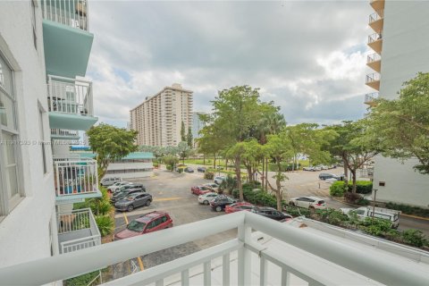 Condo in Sunny Isles Beach, Florida, 2 bedrooms  № 1973930 - photo 19
