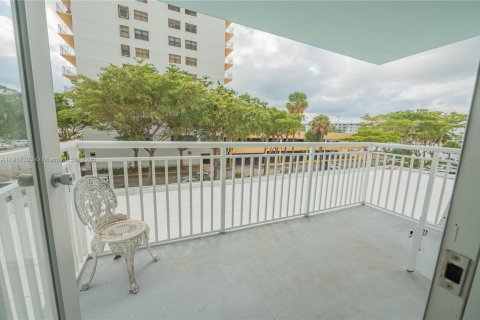 Condo in Sunny Isles Beach, Florida, 2 bedrooms  № 1973930 - photo 17