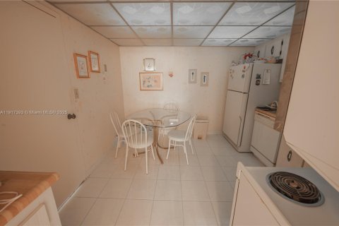 Condo in Sunny Isles Beach, Florida, 2 bedrooms  № 1973930 - photo 10
