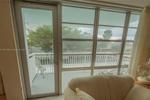 Condo in Sunny Isles Beach, Florida, 2 bedrooms  № 1973930 - photo 8