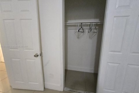Villa ou maison à louer à Hollywood, Floride: 1 chambre, 74.32 m2 № 1860619 - photo 17