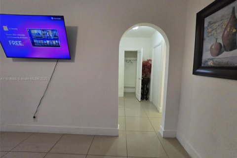 Villa ou maison à louer à Hollywood, Floride: 1 chambre, 74.32 m2 № 1860619 - photo 7