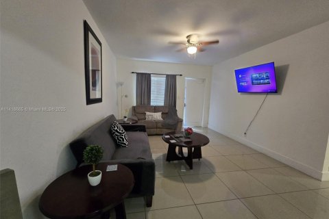 Villa ou maison à louer à Hollywood, Floride: 1 chambre, 74.32 m2 № 1860619 - photo 11