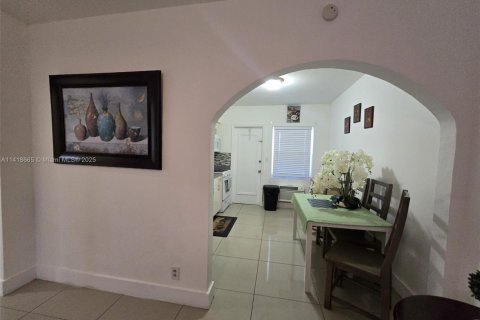 Villa ou maison à louer à Hollywood, Floride: 1 chambre, 74.32 m2 № 1860619 - photo 2