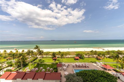 Condo in Miami Beach, Florida, 2 bedrooms  № 2085732 - photo 14
