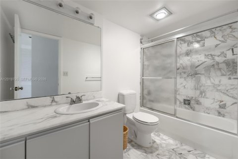 Condo in Miami Beach, Florida, 2 bedrooms  № 2085732 - photo 8