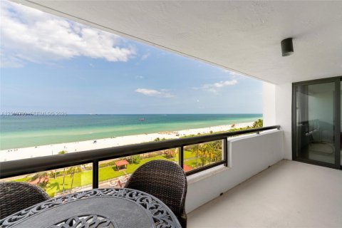 Condo in Miami Beach, Florida, 2 bedrooms  № 2085732 - photo 15