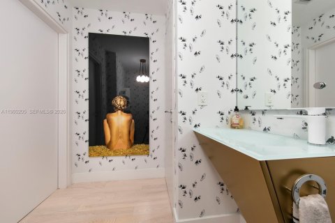 Condo in Miami Beach, Florida, 2 bedrooms  № 2020138 - photo 14