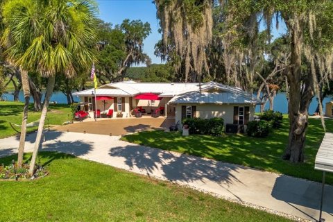 House in Ocklawaha, Florida 2 bedrooms, 190.73 sq.m. № 2120240
