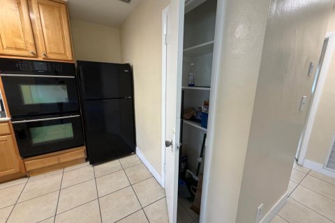 Apartment in Fort Lauderdale, Florida 2 bedrooms, 308.06 sq.m. № 2391776 - photo 5