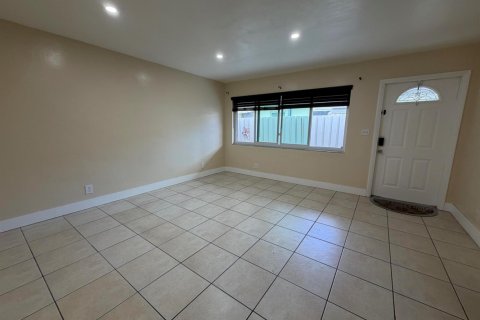 Apartment in Fort Lauderdale, Florida 2 bedrooms, 308.06 sq.m. № 2391776 - photo 12