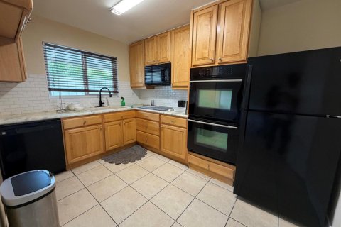 Apartment in Fort Lauderdale, Florida 2 bedrooms, 308.06 sq.m. № 2391776 - photo 3