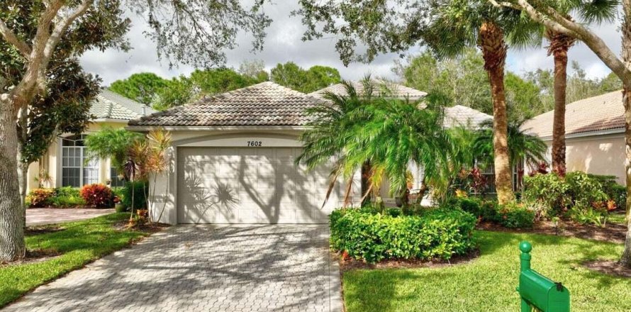 House in Port St. Lucie, Florida 2 bedrooms, 220.18 sq.m. № 2087037