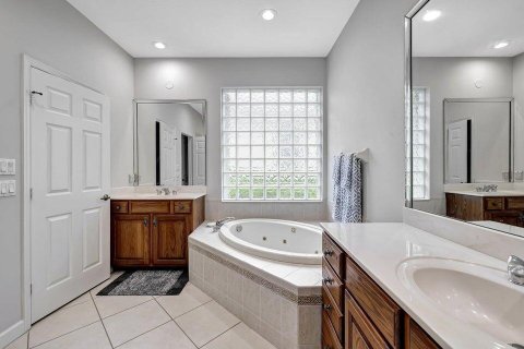 House in Port St. Lucie, Florida 2 bedrooms, 220.18 sq.m. № 2087037 - photo 13