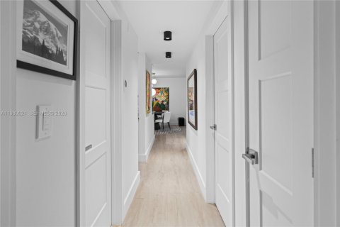 Condo in Wilton Manors, Florida, 2 bedrooms  № 2051545 - photo 12