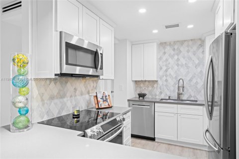 Condo in Wilton Manors, Florida, 2 bedrooms  № 2051545 - photo 11