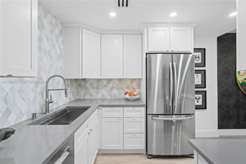 Condo in Wilton Manors, Florida, 2 bedrooms  № 2051545 - photo 9