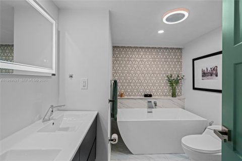 Condo in Wilton Manors, Florida, 2 bedrooms  № 2051545 - photo 17