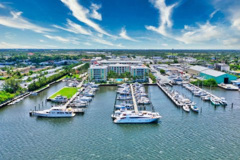 Condo in Lantana, Florida, 2 bedrooms  № 1159903 - photo 1