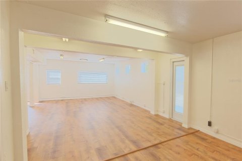 Commercial property in Saint Petersburg, Florida 200.67 sq.m. № 2112247 - photo 5