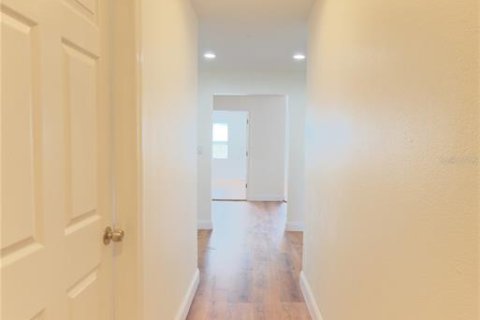 Commercial property in Saint Petersburg, Florida 200.67 sq.m. № 2112247 - photo 18