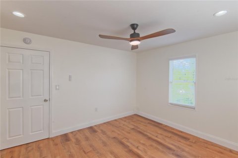 Commercial property in Saint Petersburg, Florida 200.67 sq.m. № 2112247 - photo 16