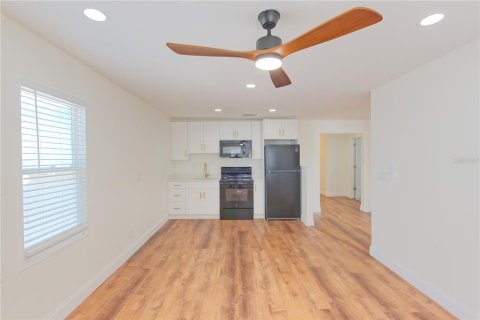 Commercial property in Saint Petersburg, Florida 200.67 sq.m. № 2112247 - photo 12