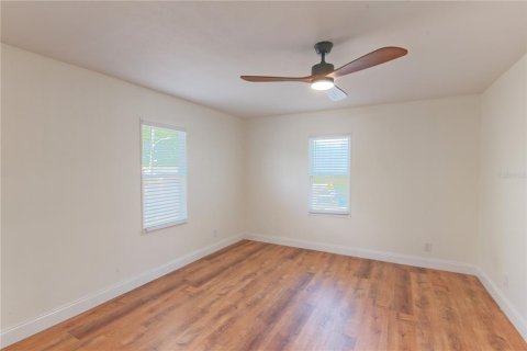 Commercial property in Saint Petersburg, Florida 200.67 sq.m. № 2112247 - photo 15