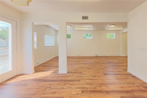 Commercial property in Saint Petersburg, Florida 200.67 sq.m. № 2112247 - photo 10