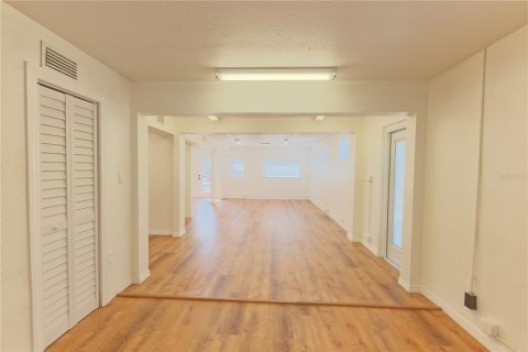 Commercial property in Saint Petersburg, Florida 200.67 sq.m. № 2112247 - photo 6
