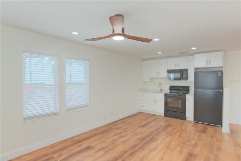 Commercial property in Saint Petersburg, Florida 200.67 sq.m. № 2112247 - photo 11