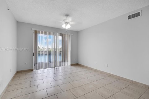Copropriété à vendre à Miramar, Floride: 3 chambres, 105.91 m2 № 1989116 - photo 4