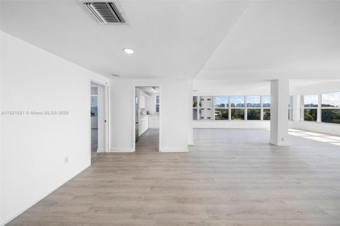 Copropriété à vendre à Bay Harbor Islands, Floride: 2 chambres, 164.44 m2 № 1975350 - photo 14