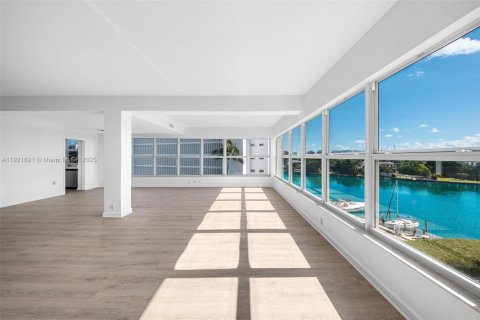 Copropriété à vendre à Bay Harbor Islands, Floride: 2 chambres, 164.44 m2 № 1975350 - photo 8