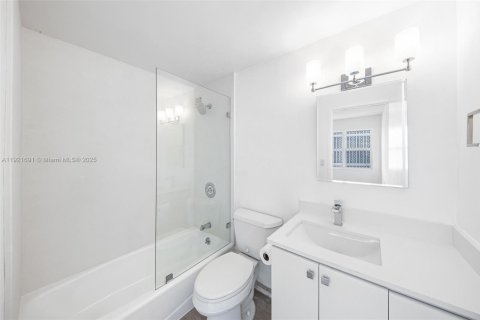 Copropriété à vendre à Bay Harbor Islands, Floride: 2 chambres, 164.44 m2 № 1975350 - photo 26