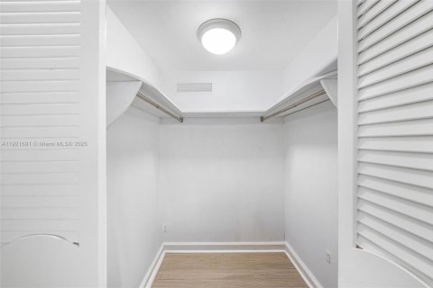 Copropriété à vendre à Bay Harbor Islands, Floride: 2 chambres, 164.44 m2 № 1975350 - photo 27